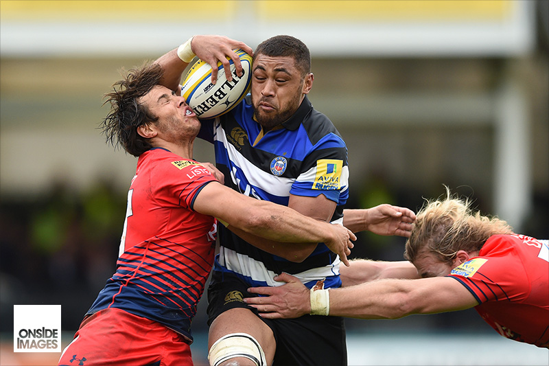 Taulupe Faletau of Bath Rugby takes on the Worcester Warriors defence