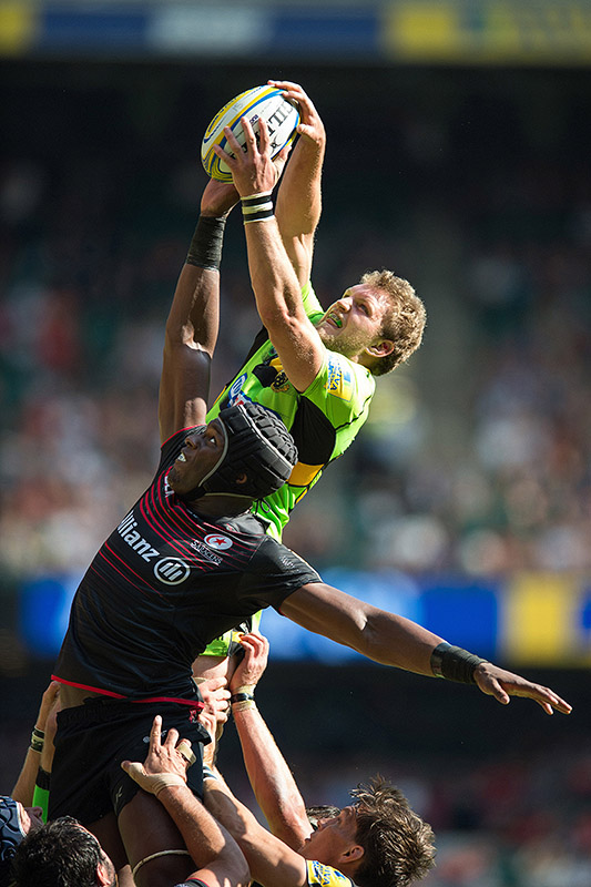 Maro Itoje of Saracens and Jamie Gibson of Northampton Saints compete for the ball at a lineout