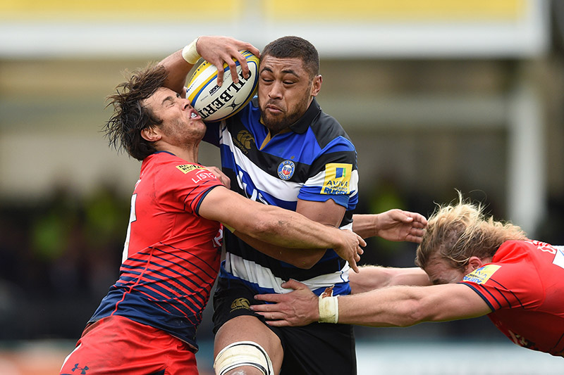 Taulupe Faletau of Bath Rugby takes on the Worcester Warriors defence
